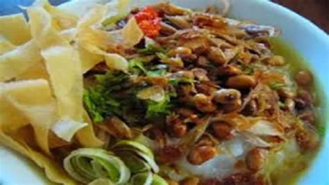   Soto Ayam: Thơm nức vị gà và cay nồng của sambal, một bản giao hưởng hương vị không thể bỏ qua!