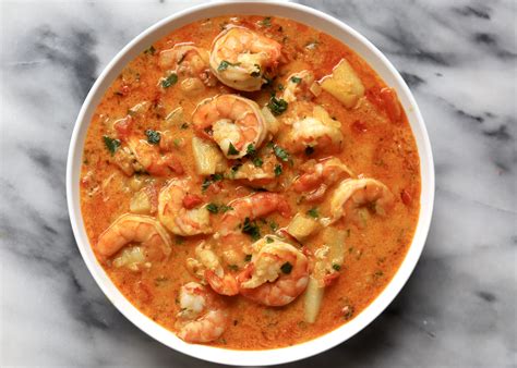  Moqueca de Camarão: Một sự kết hợp kỳ lạ của hải sản tươi sống và nước sốt cari đậm đà!