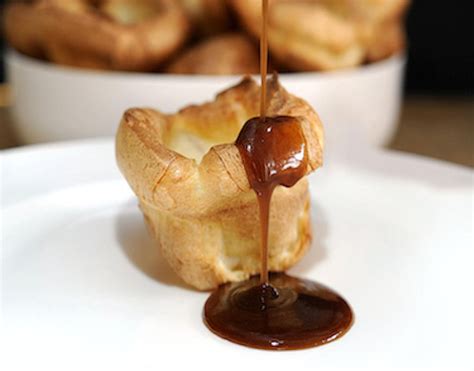  Yorkshire Pudding: Một món nướng xốp giòn hòa quyện với nước sốt đậm đà!